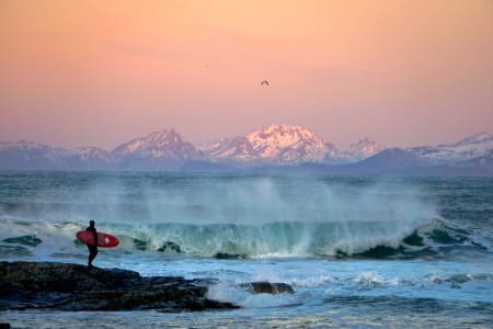 VINNERBILDE: Thore Jacob Stavang tok seieren denne uka med dette surfebildet fra Lofoten. Foto: Thore Jacob Stavang
