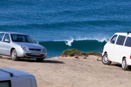ENSOMT STRANDLIV: Til de varme strendene på Algarves vestkyst kommer bilturister med brett på taket og ambisjoner om alenetid i vannet. Foto: Thomas Kleiven