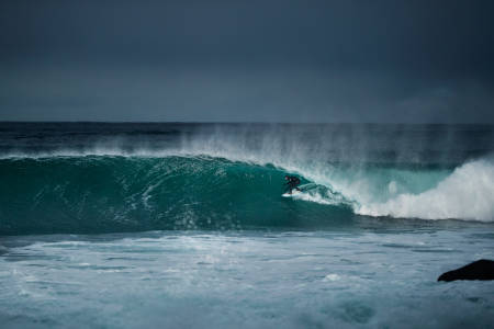Det blir høyt nivå på surfinga når Mick Fanning er i Lofoten. Foto: Emil Kjos Sollie