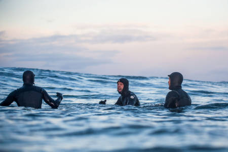 Mick Fanning storkoser seg i vannet i Lofoten. Foto: Trevor Moran