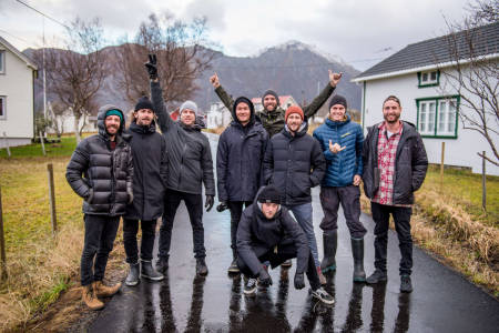 Mick Fanning fant seg godt til rette med det norske crewet. Foto: Trevor Moran