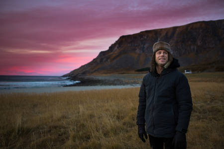 Mick Fanning hyller de vakre omgivelsene i Lofoten. Foto: Mats Grimsæth