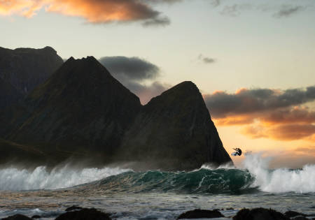 Mick Fanning svever høyt i Lofoten. Foto: Emil Kjos Sollie