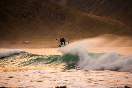 Mick Fanning i en bølge i Lofoten. Foto: Mats Grimsæth