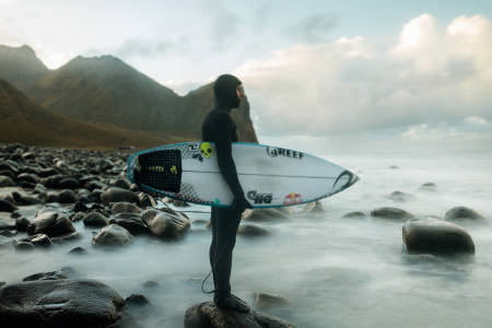 Mick Fanning før han går inn i vannet. Foto: Emil Kjos Sollie