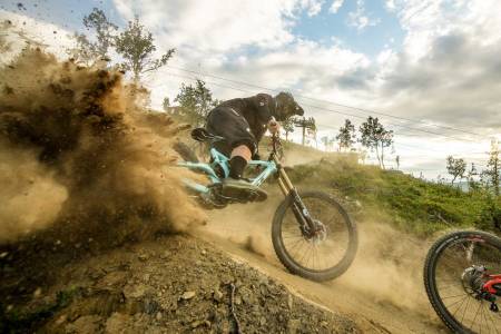 TØRR HUMOR: Veteranen Robin Dolve morer seg i et knusktørt Geilo Bike Park. Foto: Vegard Breie