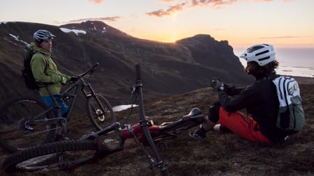 INNAFOR: De fleste ingredienser som kreves for at noe skal kunne kalles episk er krysset av for denne turen. Programleder Henrik Ulleland (t.h.) og lokale Martin Rødahl på ettermiddagstur til luftige Sjurvarden. Bilde: Magnus Roaldset Furset