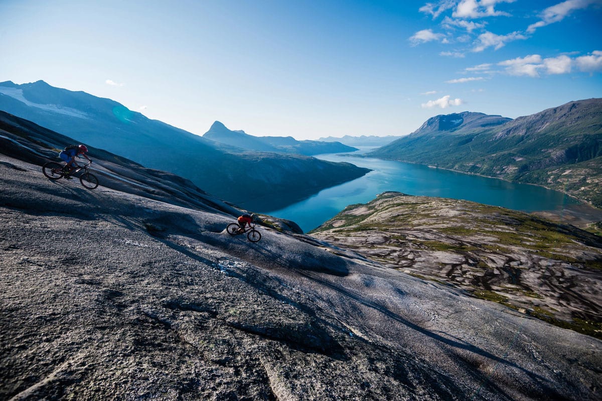 SVAPARADIS: Nydelig svasykling og superlekent terreng på Reinnesfjellet i Skjomen. Foto: Mattias Fredriksson/ RedBull