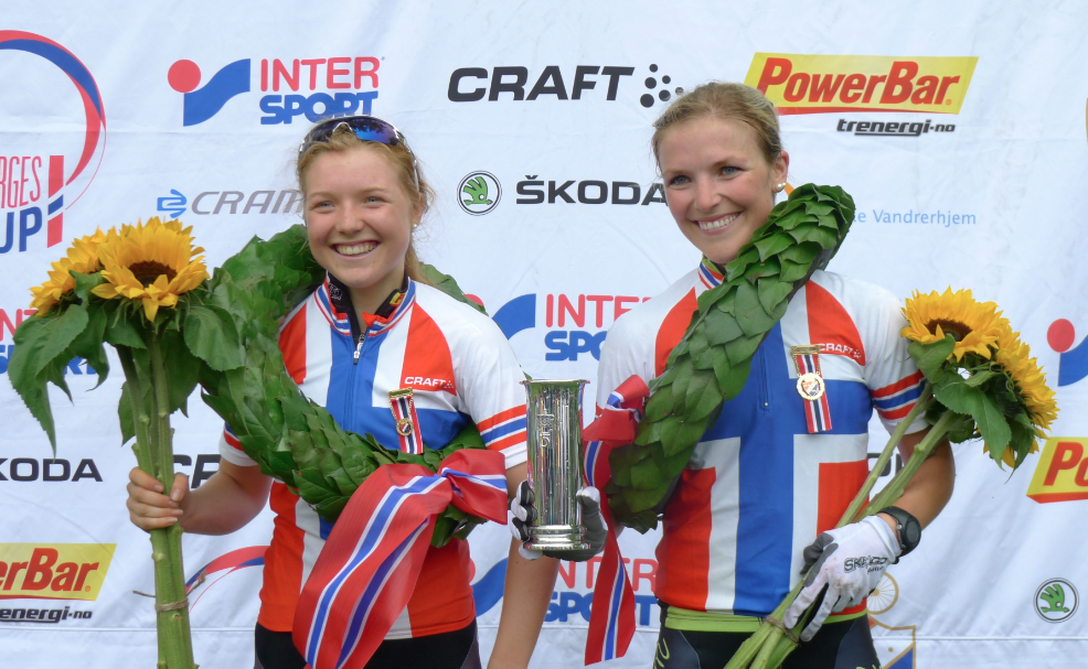GULLJENTER: Henriette Handal tok juniorgullet, mens Heidi Rosaasen Sandstø satt de eldre jentene på plass, og fikk samtidig med seg den aller første kongepokalen i kvinneklassen. Foto: Karianne Haga
