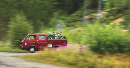 BIKEVAN: Sture Pettersens gamle Volkswagen Transporter med tilnavnet «Bikevan » blir flittig brukt som transportmiddel for å komme seg til stiene på svensk side av grensen.