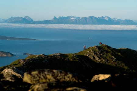 OVER HAVTÅKA: Sjarmøretappen på Storhornet over Harstad er en komfortabelt eksponert rygg med postkortutsikt i alle retninger. Anders Røkenes og Finn Roar Kuntze har mest fokus på smalstien.
