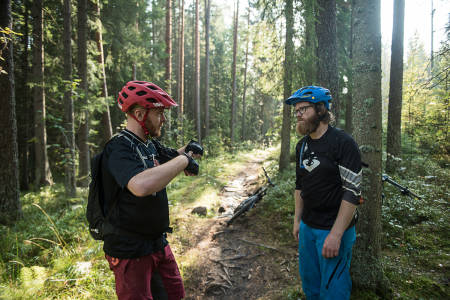 PIONEREN: Bjørn Enoksen fra NOTS og Knut Myking prater om stien. Foto: Vegard Breie