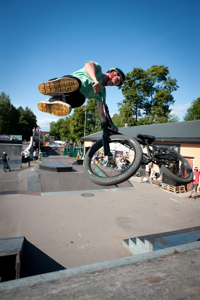 Didrik selger reklameplass under skoa, og gir deg en tailwhip på kjøpet. Foto: Mads Huseby.