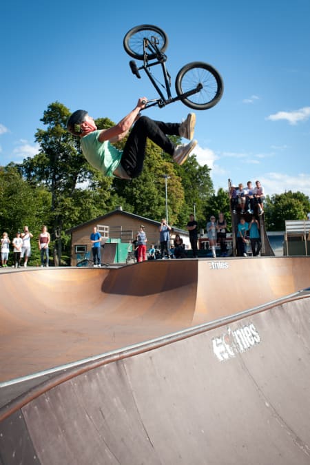Backflip er stort, tailwhip er teknisk og spine er skummelt. Didrik gjør alt samtidig, og tar med seg førsteplassen i samme slengen. Foto: Mads Huseby.