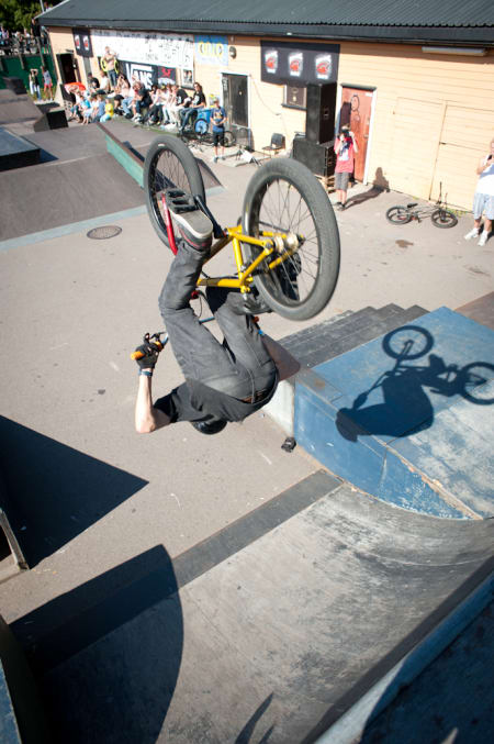 Adrian gir publikum det de vil ha med en backflip to fakie i quarter. Foto: Mads Huseby.