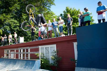 Gappet fra vertvegg til micro-bue som ingen tok, men som Adrian forsøker å flaire over. Foto: Mads Huseby.