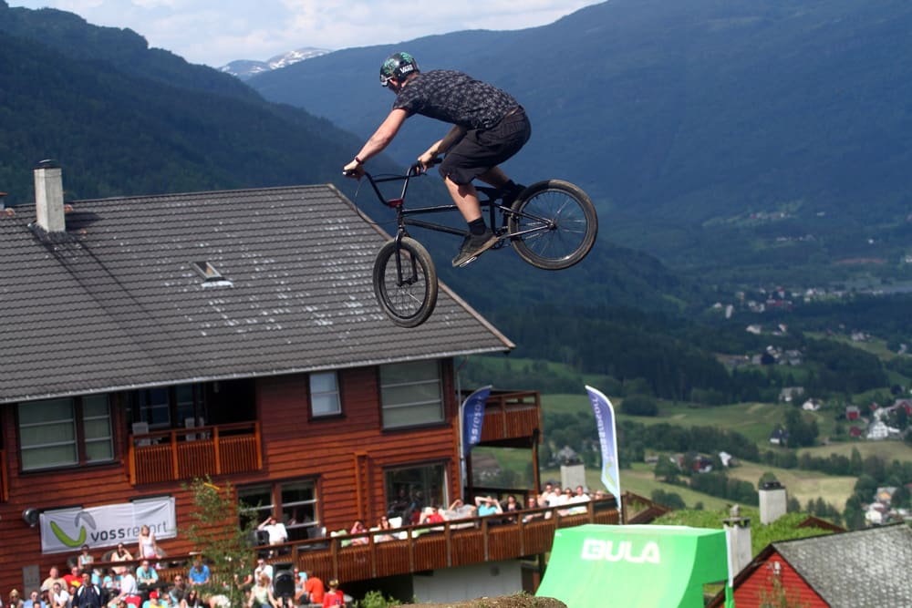 PÅ HJEMMEBANE: Arne-Christian Eide fra Bergen flyr høyt over slopestyeløypa han har bygd selv. Foto: Tore Meirik