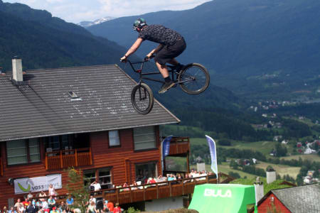 PÅ HJEMMEBANE: Arne-Christian Eide fra Bergen flyr høyt over slopestyeløypa han har bygd selv. Foto: Tore Meirik