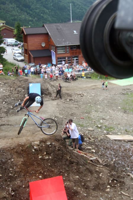 TAILWHIP: Høyt nivå i slopestylekonkurransen! Foto: Tore Meirik