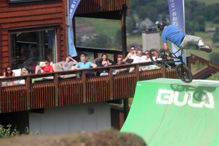 QP: Didrik gjør tailwhip i quarterpipen. Foto: Tore Meirik