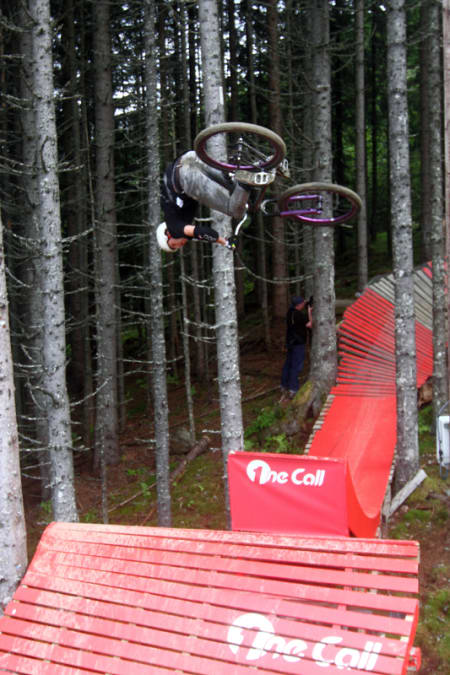 SNURREBASS: Adrian Tell gjorde ikke bare frontflips på hoppet ut av skogen. Her setter han en fet flatspin. Foto: Tore Meirik