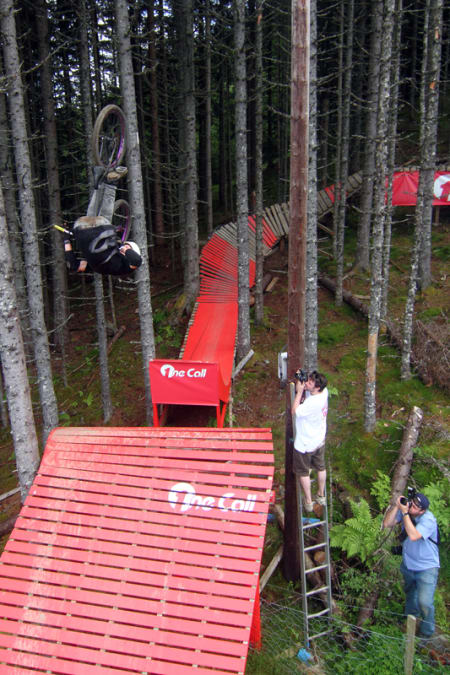 BANGER: Adrian Tell satte frontflippen og ga alle i publikum hakeslepp. Foto: Tore Meirik