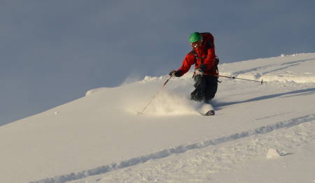 Selv om det ikke er like mange som kjører telemark som randonne, er de verdensmestere på å kose seg i pudderet! Foto: Sandra Lappegard