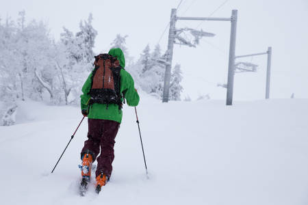 TEST: Her er Henning Reinton på tur opp et stengt skisenter i Valdres. Buksa på bildet er Patagonia Pow Slayer. Navnet passet for anledningen godt til føret. Foto: Hans Petter Hval