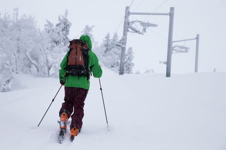 TEST: Her er Henning Reinton på tur opp et stengt skisenter i Valdres. Buksa på bildet er Patagonia Pow Slayer. Navnet passet for anledningen godt til føret. Foto: Hans Petter Hval