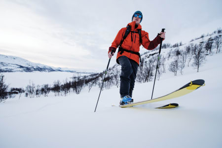 Å TESTE FESTE: Pomoca Climb er gule feller som fins med flere merkenavn – men de er altså laget av Pomoca. Her gir fellene både feste og gli til felletestsjef Tore Meirik. Foto: Martin I. Dalen