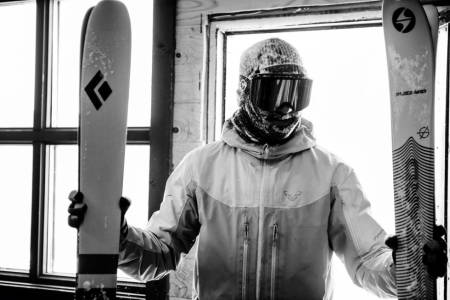 EI SKI Å HOLDE I: Mye av skitesten går ut på å bære og holde på ski. Henrik Ulleland med et godt grep om Black Diamond og Blizzard. Bilde: Martin Innerdal Dalen
