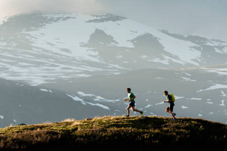 I STEGET: Erlend Sande og Tore Meirik tester terrengløpesko på myk fjellsti. Foto: Martin I. Dalen