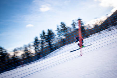 SVINGFABRIKK: Ål skisenter er kjent for gode bakker. Her er Henning Reinton i sving på den siste biten inn mot heisen. Foto: Vegard Breie