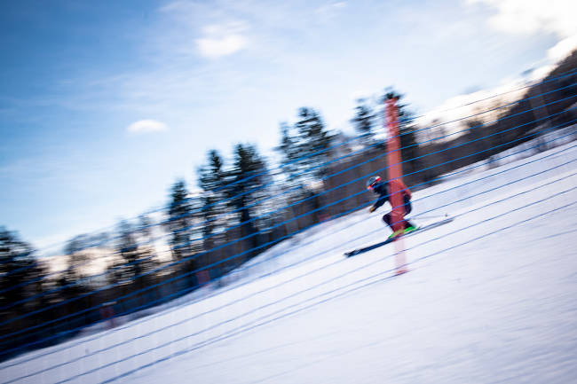 SVINGFABRIKK: Ål skisenter er kjent for gode bakker. Her er Henning Reinton i sving på den siste biten inn mot heisen. Foto: Vegard Breie
