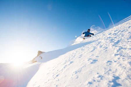 PÅ PRØVE: Sondre Lindkjølen finner fin testsnø i Hemsedal. Foto: Vegard Breie