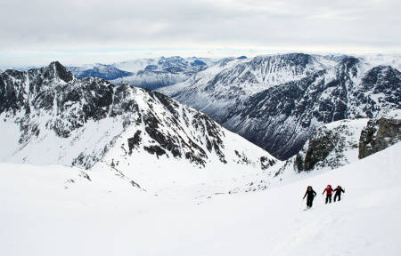 UT PÅ TOPPTUR: Det aller viktigste er å komme seg ut på tur! Men det går an å gjøre både opp- og nedturen greiere med alle tipsene du finner på våre sider. Foto: Tore Meirik