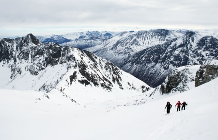 UT PÅ TOPPTUR: Det aller viktigste er å komme seg ut på tur! Men det går an å gjøre både opp- og nedturen greiere med alle tipsene du finner på våre sider. Foto: Tore Meirik