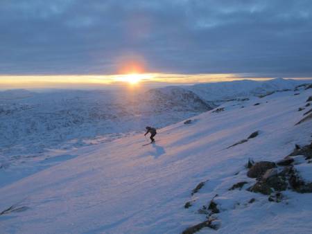 TIDLIGSNØ: Når snø og vær klaffer tidlig på sesongen (eller sent på høsten!) byr fjellet på fantastiske opplevelser i ekstra fint lys. Fra Mannfjellet i Meråker. Foto: Bård Smestad