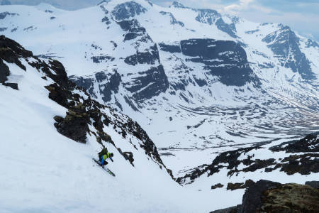 NEDOVERBAKKE: Ola Hovdenak kjører bratt terreng på Nordre Trolla i Sunndalen. Foto: Bård Smestad
