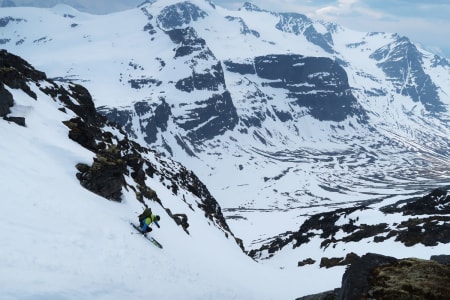 NEDOVERBAKKE: Ola Hovdenak kjører bratt terreng på Nordre Trolla i Sunndalen. Foto: Bård Smestad