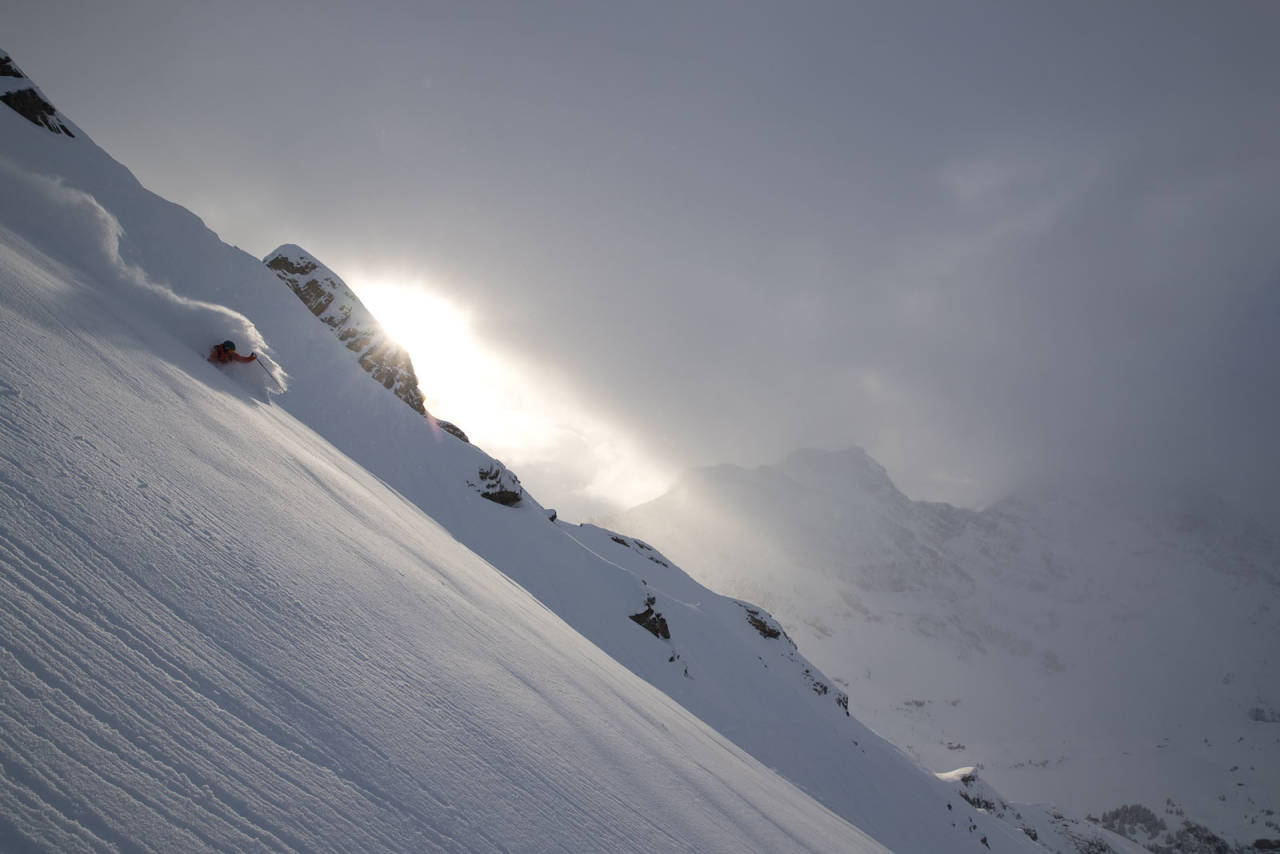 SVEITS: Mye er klassisk Engelberg i dette bildet: Det viser nemlig svenske Johan Jonsson som kjører nydelig snø i Laub, fotografert av en svenske, som også bor i byen. Foto: Oskar Enander