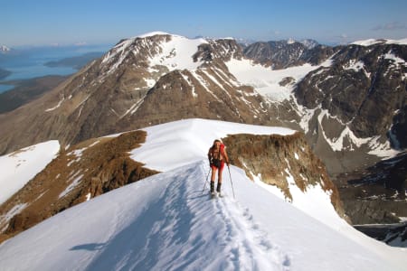 JIEKKE I JULI: Ingen sommer uten ski. Her er Espen Nordahl på vei mot Jiekkevarri. Foto: Privat