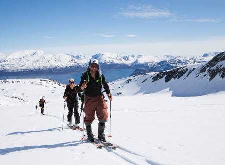 FJELLFASHION: Amerikanske Alex Hunt tar i bruk den norske varianten av Do-rag, en såkalt sognegardin, på vei opp til Kjostind.