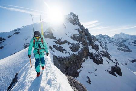 RYGG NUMMER EN: Lorraine Huber spaserer bortover ryggen med Klein Titlis i bakgrunnen. Deler av ruta på Titlis rundt går nede til høyre for toppen bak. Bilde: Tore Meirik