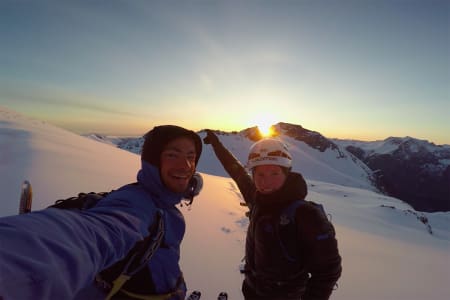 SYV TOPPER: Kilian Jornet (t.v.) og Philipp Brugger helt i starten av turen. Foto: Skjermdump