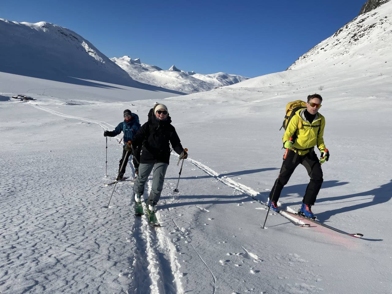 På vei opp fra vannet Bygdin med Hjelledalstind og Falketind i bakgrunnen. Foto: Julia Fieler