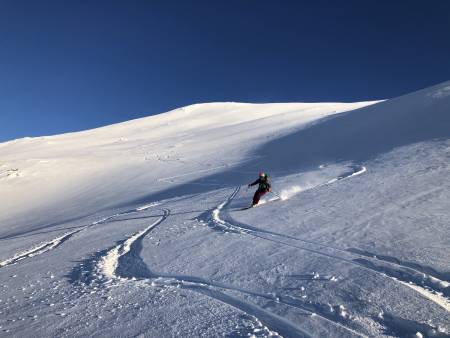 Julia nyter den deilige snøen! Foto: Lisa Kvålshaugen Bjærum