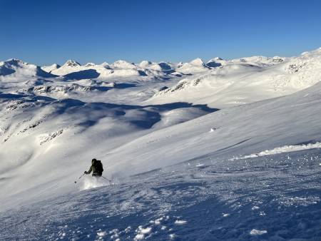 Undertegnede nyter fantastisk fint vær, utsikt og føre ned fra Galdebergstinden. Foto: Julia Fieler
