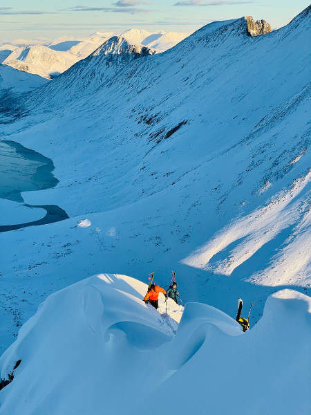 Det begynner å bli bratt, og snøen er dyp. Foto: Espen Helgesen