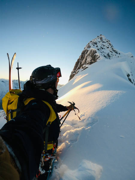 Det begynner å bli bratt, og snøen er dyp. Foto: Espen Helgesen